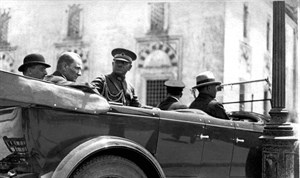 Mustafa Kemal 3 Temmuz Pazar günü özel otomobiliyle Beyazıt’a gitti.